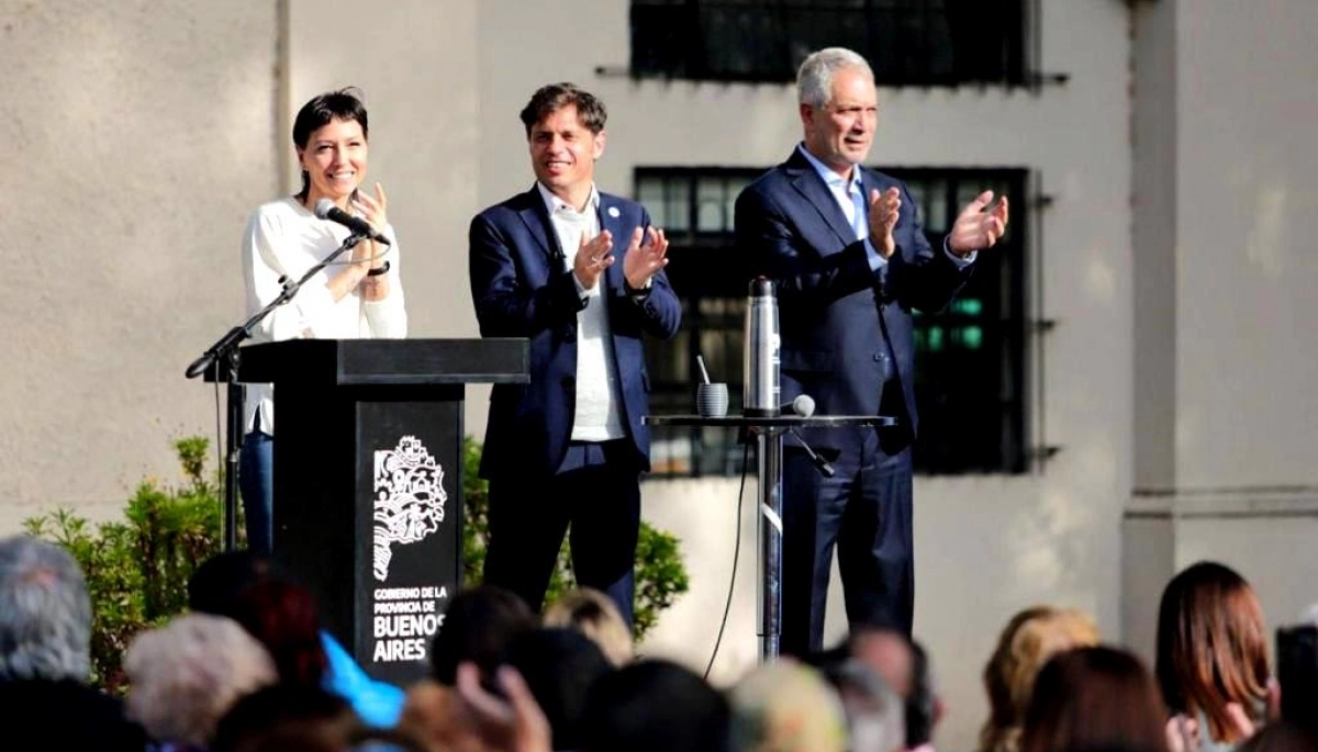 Mayra Mendoza entregó escrituras en Quilmes de la mano de Kicillof y Alak