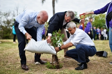 Larreta plantó árboles en la Reserva Ecológica porteña con alcaldes extranjeros