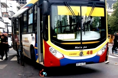 Lamentable incidente vial en La Plata: un ciclista murió tras ser arrollado por un colectivo