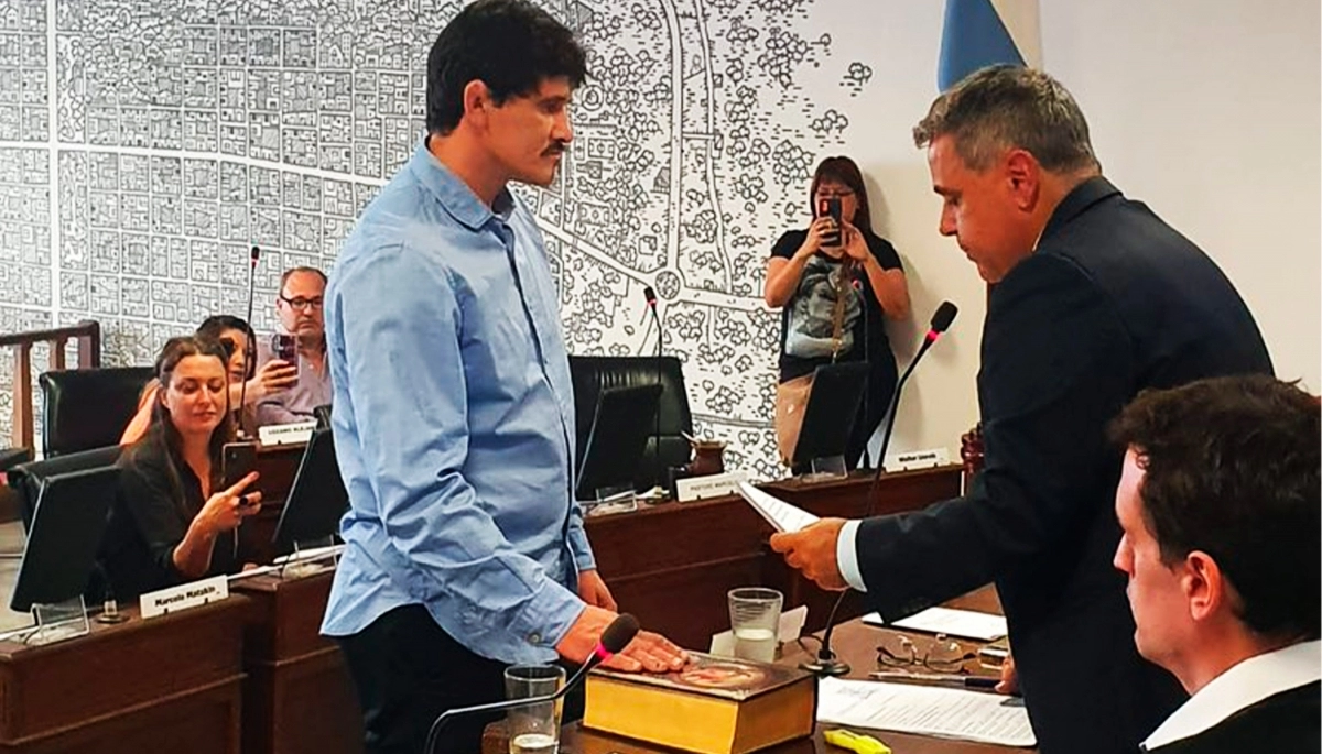 Asumió como concejal el carnicero que mató a un motochorro en Zárate