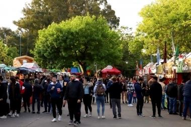 Vicente López disfrutó de una nueva edición de la Feria de las Colectividades y Bandas de Mi Barrio