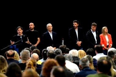 Junto a intendente opositor, Kicillof entregó escrituras y firmó acuerdos en Olavarría