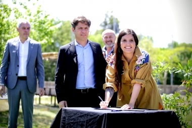 En la lucha contra el cambio climático, Kicillof firmó convenios con Municipios