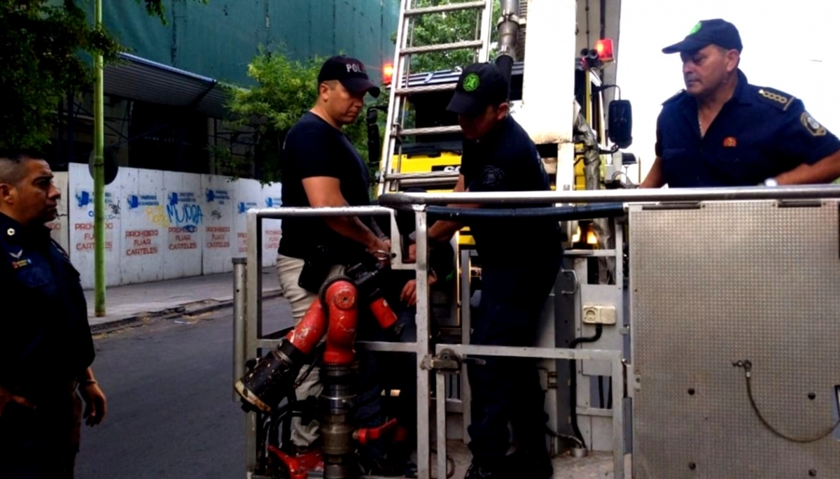 Lo bajó una grúa: sospechoso que escapaba de la policía subió a un andamio y le dio vértigo