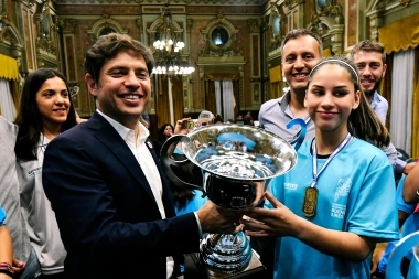 Kicillof recibió a los deportistas que ganaron medallas en los Juegos Nacionales Evita