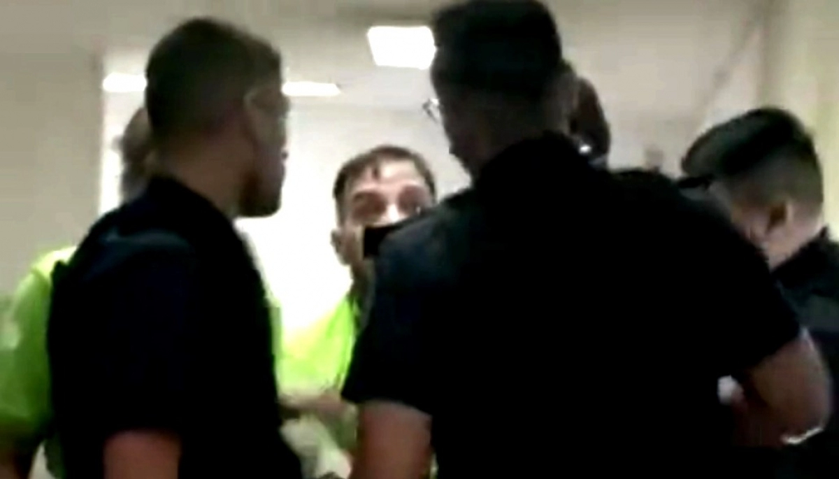 Por la sirena: grotesco enfrentamiento entre policías y médicos en la guardia del hospital
