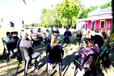 A lo Kicillof: Garro comenzó con las “mateadas” con vecinos en plazas públicas