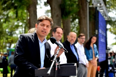 Kicillof participó junto a Paredi y Simone de la entrega de 100 viviendas en Coronel Vidal