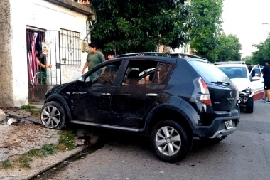 Roban dos autos, teléfonos celulares, huyen de la policía, atropellan una mujer y chocan con una casa