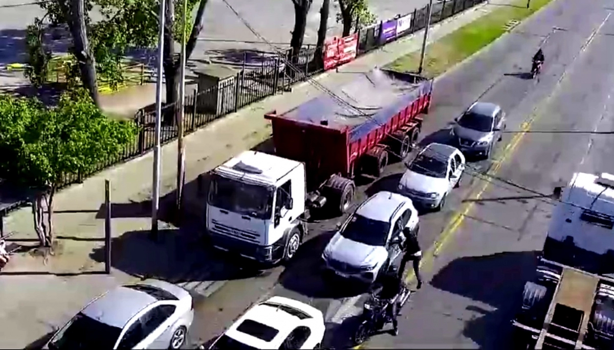 Luz verde para los motochorros: le destrozaron la ventanilla cuando lo paró el semáforo