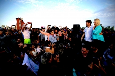 Kicillof y sus mateadas visitaron Villa Gesell, donde avivó el debate sobre la coparticipación federal