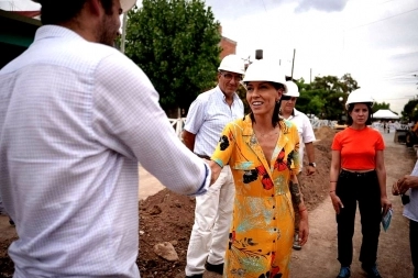 Mayra Mendoza recorrió las obras del acueducto y anunció mejoras en San Francisco Solano