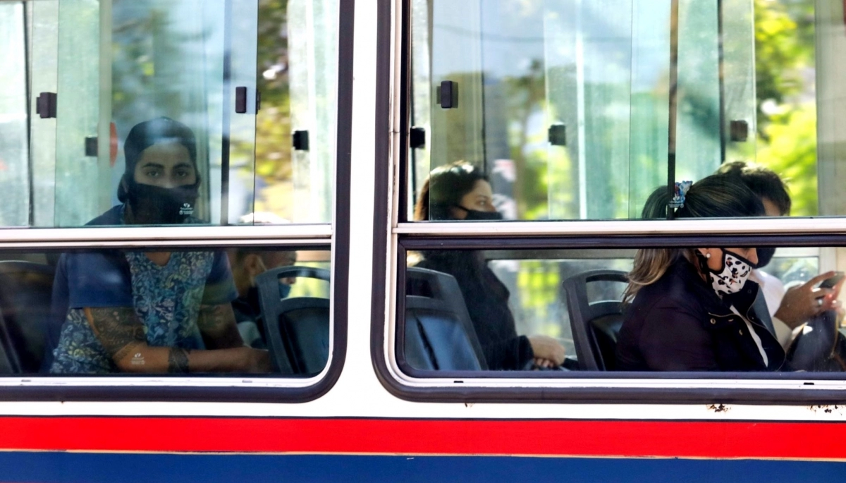 Suba de casos de Covid: el Gobierno insistió en el uso de barbijo en transporte público