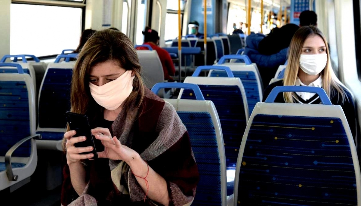 El Ministerio de Salud recomienda volver a usar barbijos en espacios cerrados y transporte