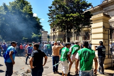 Disturbios y heridos: el clima hostil que se vivió a las afueras de la Legislatura bonaerense