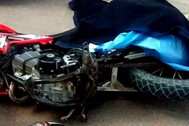 Festejo mortal: iba en moto y la bandera que llevaba al cuello se enganchó en una rueda