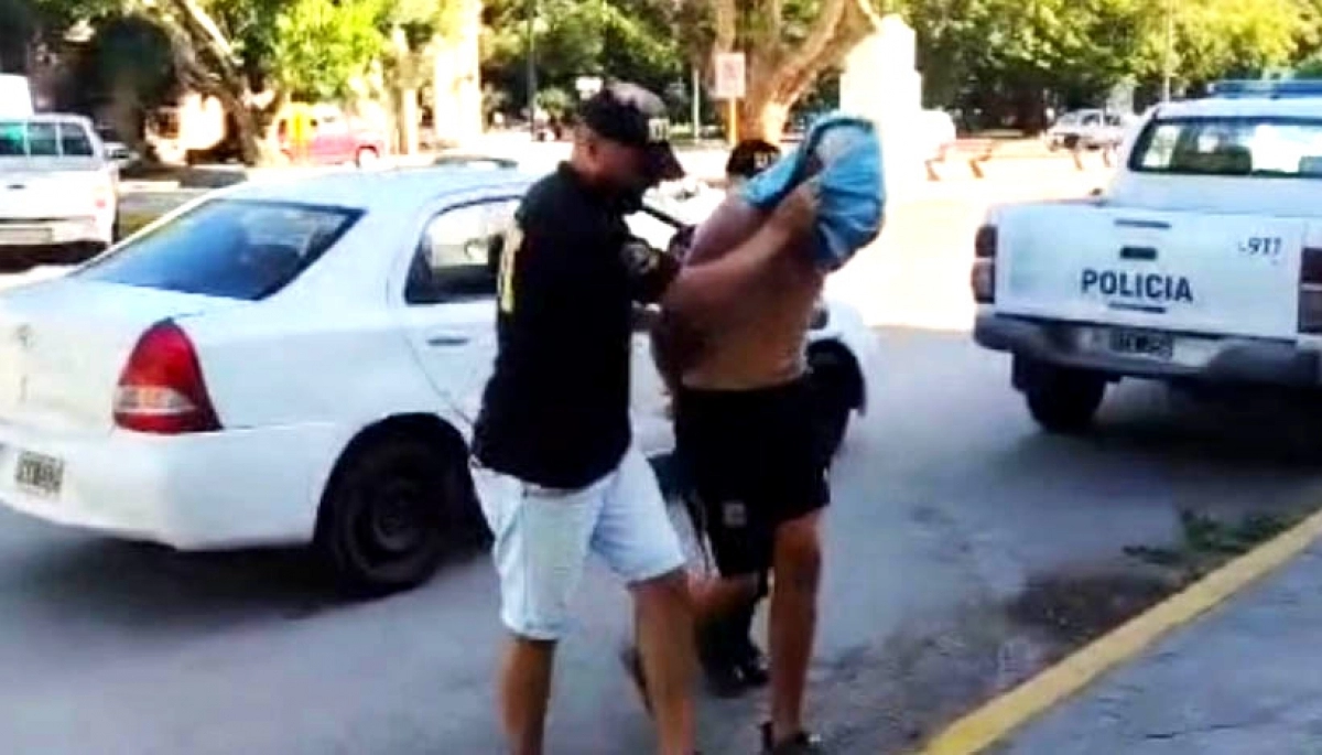¡Pobre mujer! La amenazó con un cuchillo y le robó el sueldo que acababa de cobrar