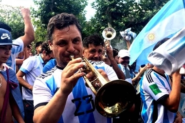 Un intendente bonaerense se puso al frente de los festejos mundialistas en su distrito