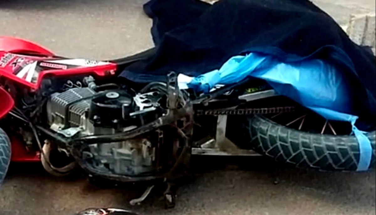 Festejo mortal: iba en moto y la bandera que llevaba al cuello se enganchó en una rueda