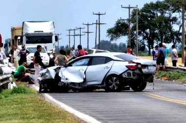 Junín: perdió el control del auto, recorrió 70 metros dando trompos y terminó volcado