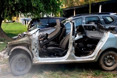 No tenía paciencia: detuvieron a un joven que desarmaba un auto robado con un hacha