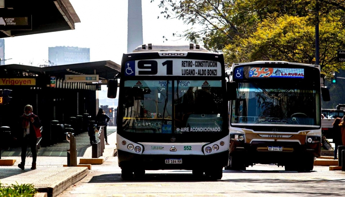 Suben las tarifas de colectivos y trenes de corta y larga distancia: los precios desde enero