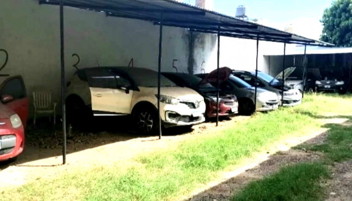 ¡Qué familia! Detienen a padre e hijo sospechados de adulterar y vender autos robados