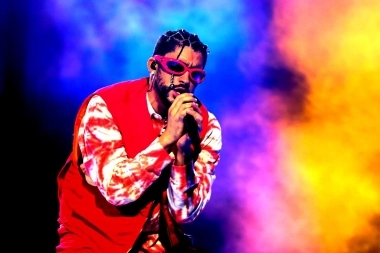 Bad Bunny en un ataque de ira: se enojó con una fan y le tiró su teléfono al mar