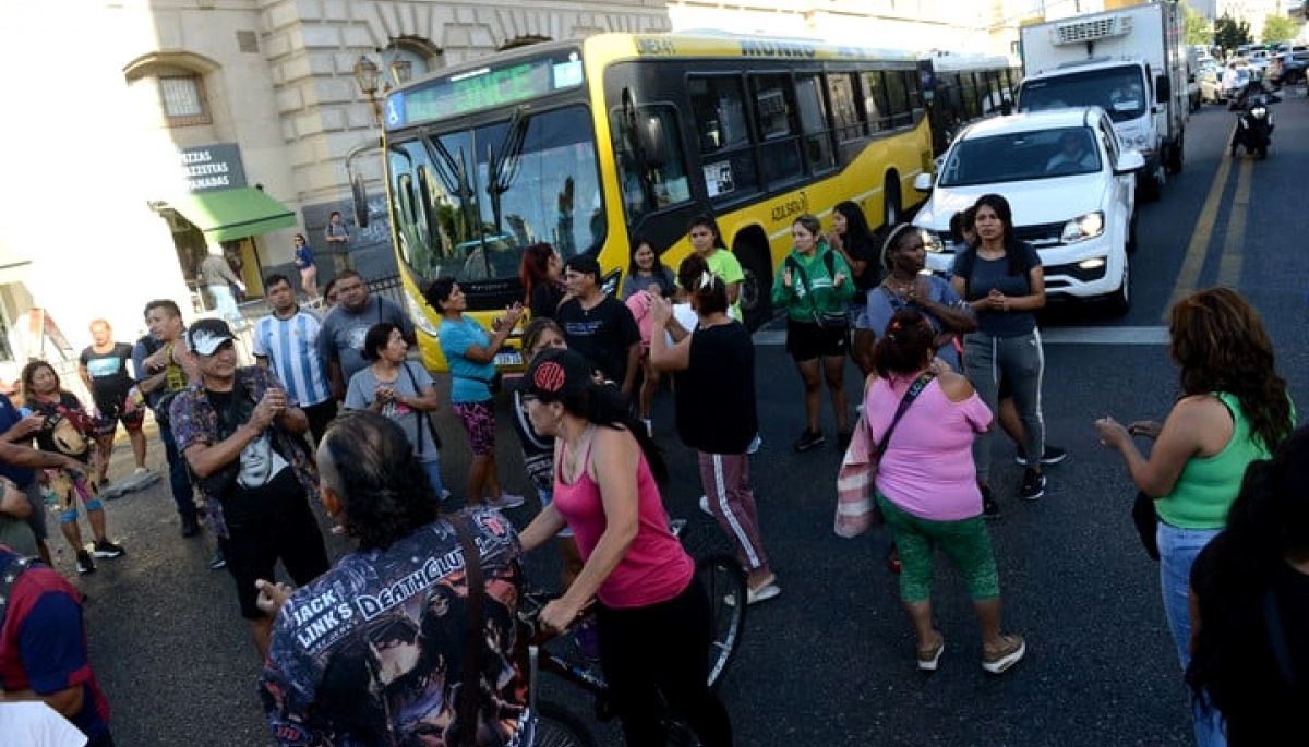 Tensión en Once: Policía de la Ciudad realizó 22 allanamientos en depósitos de manteros