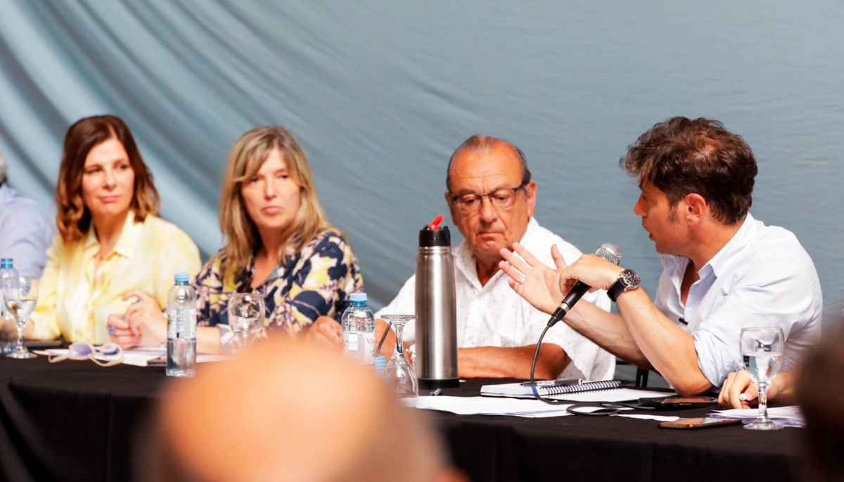 Kicillof reunió a intendentes oficialistas y opositores para trabajar la temporada de verano
