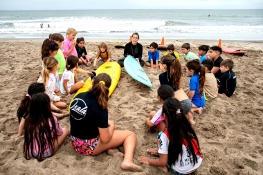 Mar Chiquita abrió la Escuela Municipal de Surf sin cargo y para jóvenes