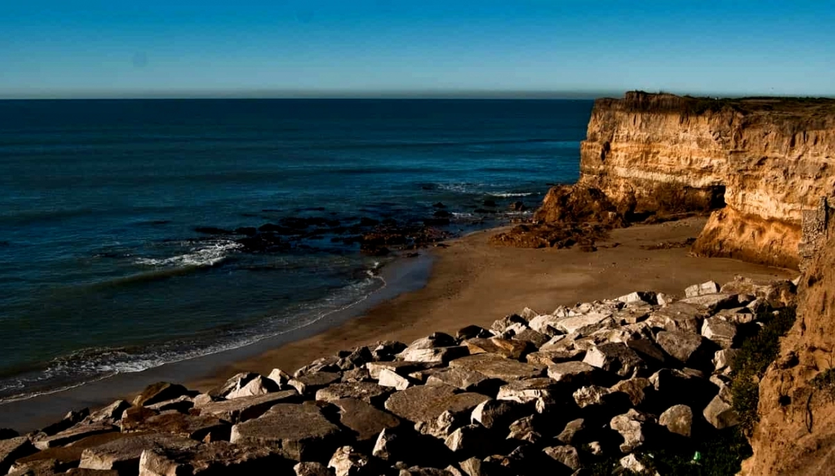 Por una selfie: turista español murió al caer desde un acantilado en Mar del Plata