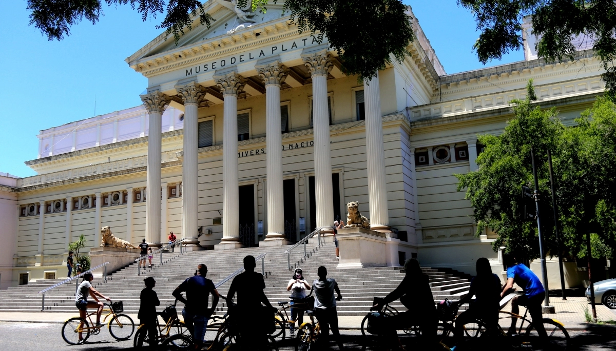 La Plata ofrece caminatas guiadas y circuitos en bicicleta para conocer la historia de la Ciudad