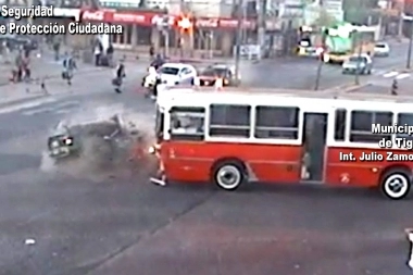 Patovica alcoholizado cruzó semáforo en rojo y chocó contra un micro escolar