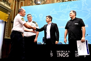 Con ascensos y designaciones, Kicillof retocó la cúpula de la Policía bonaerense