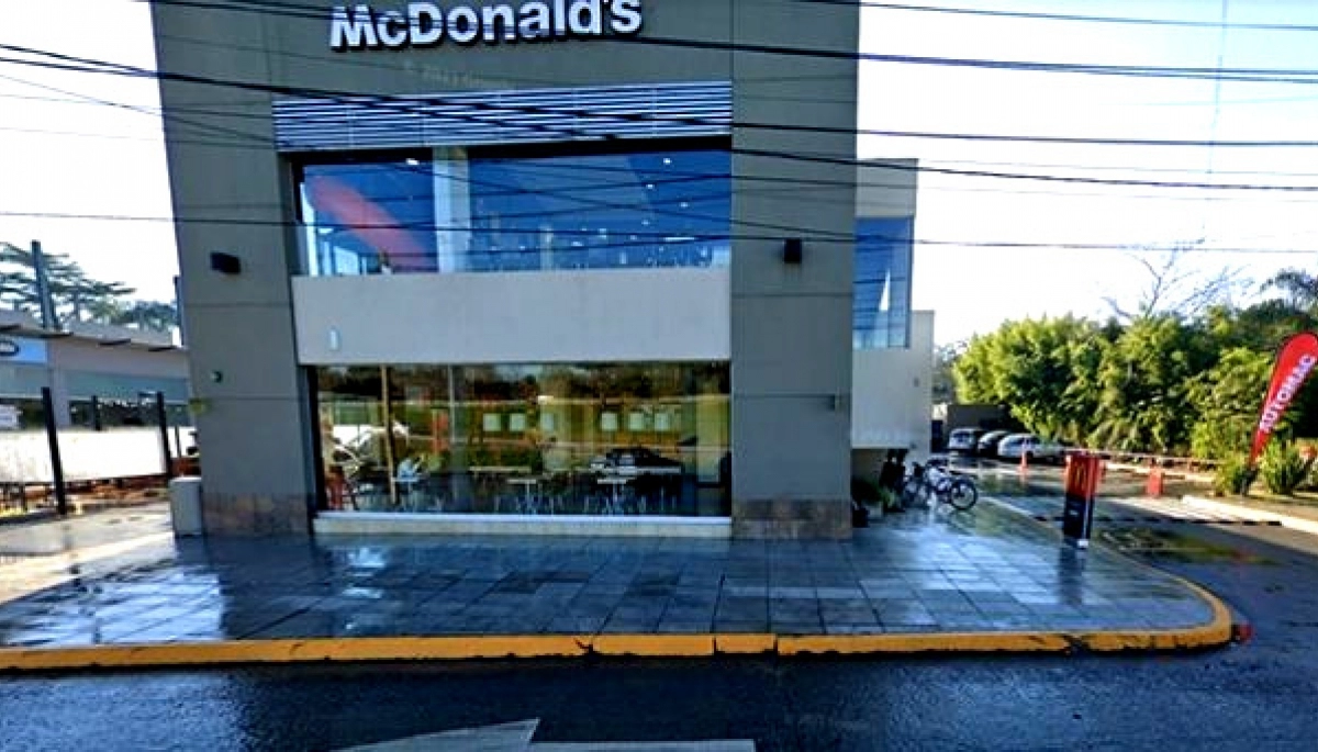 Cajita infeliz: asalto y tiros en una sucursal de Mc Donalds