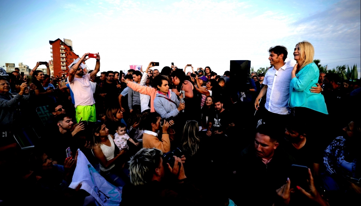 Kicillof y sus mateadas visitaron Villa Gesell, donde avivó el debate sobre la coparticipación federal