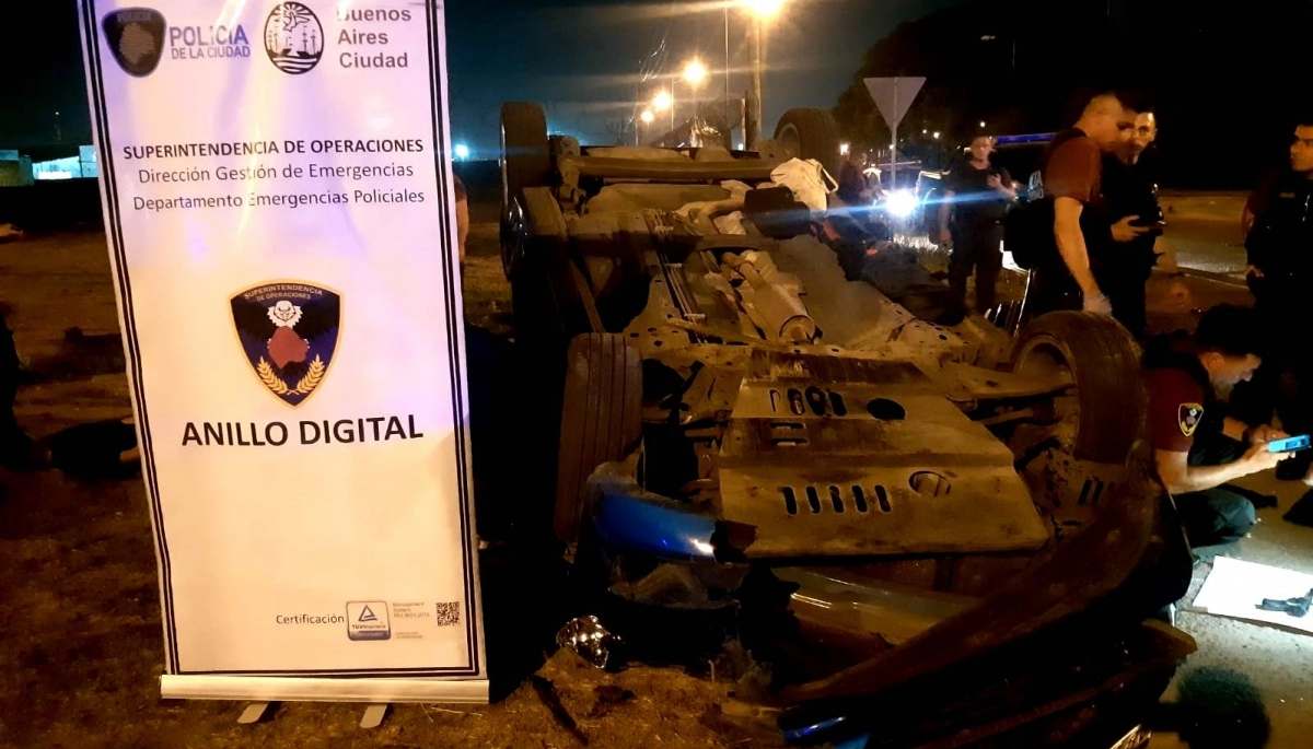 Robo en Morón, persecución en Gral. Paz, y vuelco en capital: armas y cuatro detenidos
