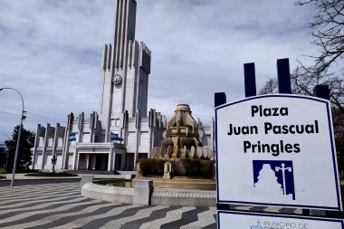 Video: le faenaron dos terneros y protestó colgando las cabezas del mástil frente al Municipio