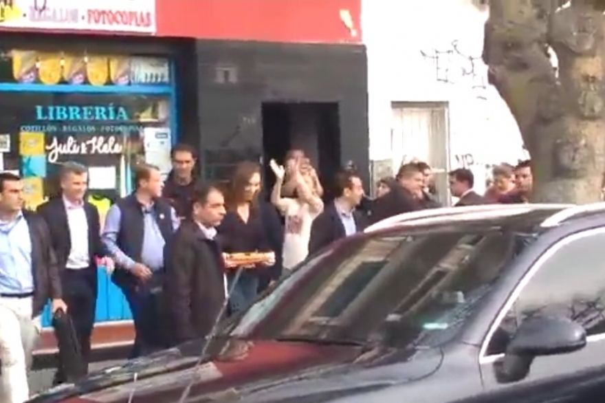 Grupo de docentes escracharon a Vidal y Macri en Tigre: “¡Paritarias, paritarias!”, gritaron