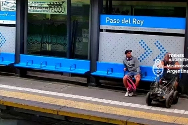 Tren Sarmiento: portaban un revólver, lo mostraban en la estación y los detuvieron