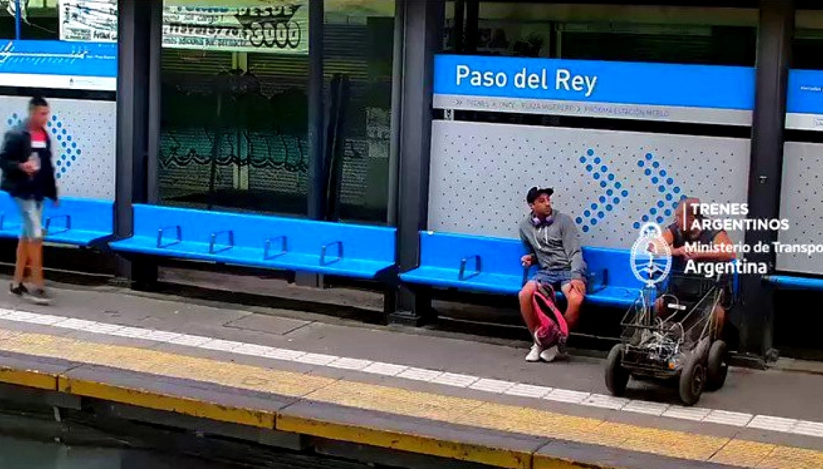 Tren Sarmiento: portaban un revólver, lo mostraban en la estación y los detuvieron
