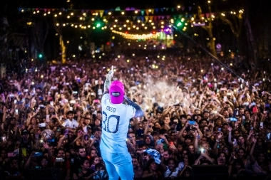 El Carnaval Porteño colmó la Avenida de Mayo con más de 100 mil vecinos presentes