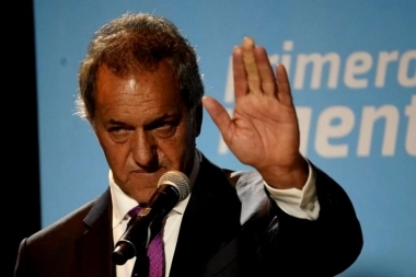 Scioli confirmó su precandidatura a presidente y resaltó la importancia de las PASO