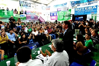 Kicillof se reunió con líderes sindicales y prometió “impedir que vuelva a la derecha a la Provincia”