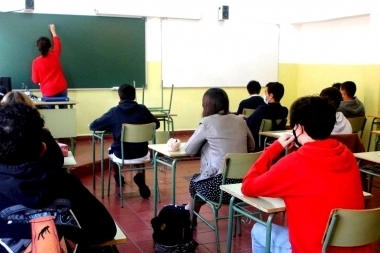 Diputados de la oposición denuncian “adoctrinamiento en las escuelas de la Provincia”