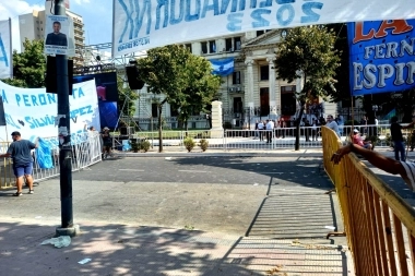 Apertura de Sesiones: militancia y operativo de seguridad en las afueras de la Legislatura bonaerense