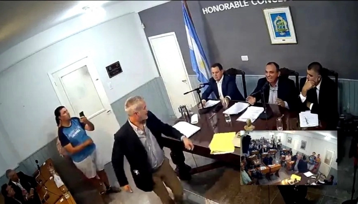 “Presos van a terminar”: gritos y escándalo en la apertura de sesiones de Arrecife