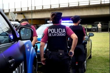 Policía de la Ciudad detuvo a dos ciudadanos paraguayos que circulaban en un auto mellizo