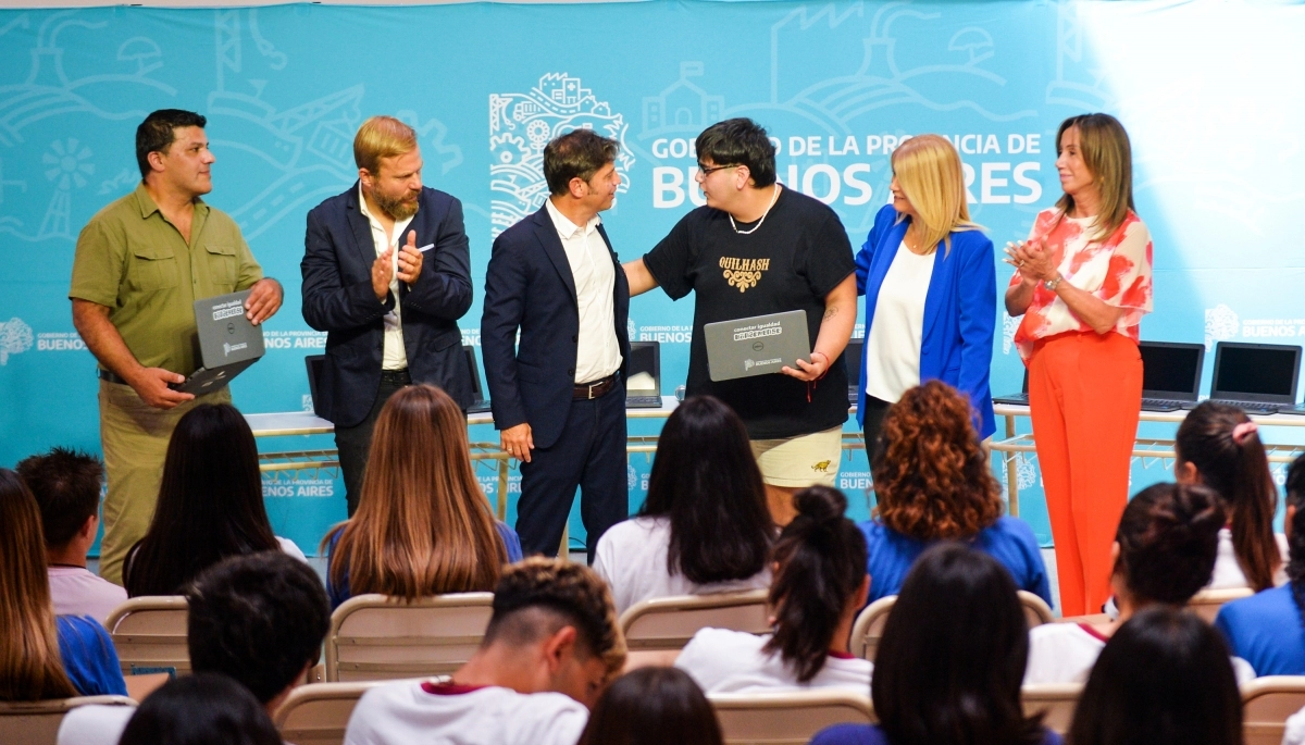 Kicillof visitó Ezeiza para continuar con el programa “Conectar Igualdad Bonaerense”